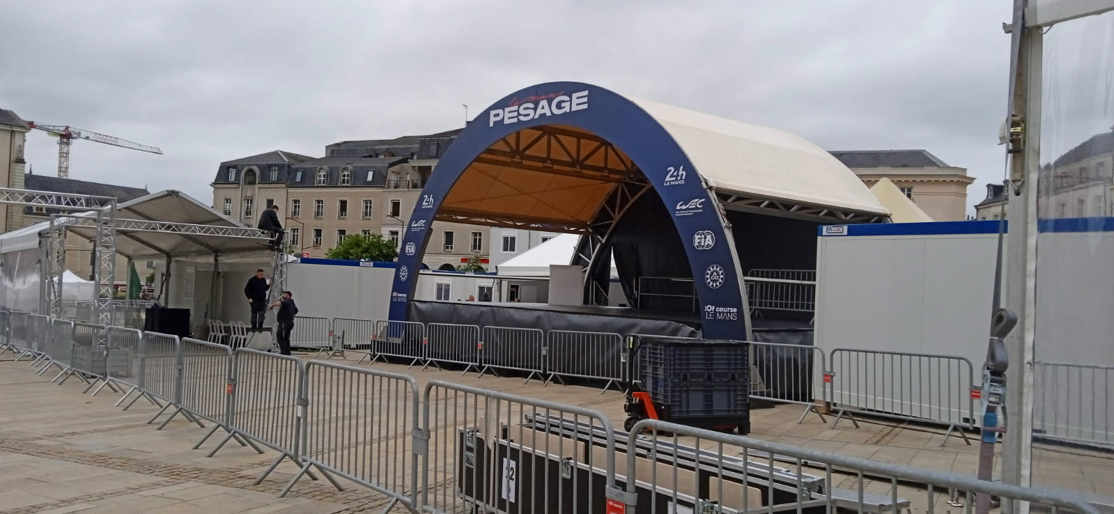 Montage
                  des barnums du Pesage au 24h00 du Mans 2026